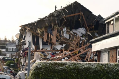 KUĆA U EDINBURGU UNIŠTENA EKSPLOZIJOM: Teška tragedia u Škotskoj, stariji muškarac POGINUO,  dve osobe povređene