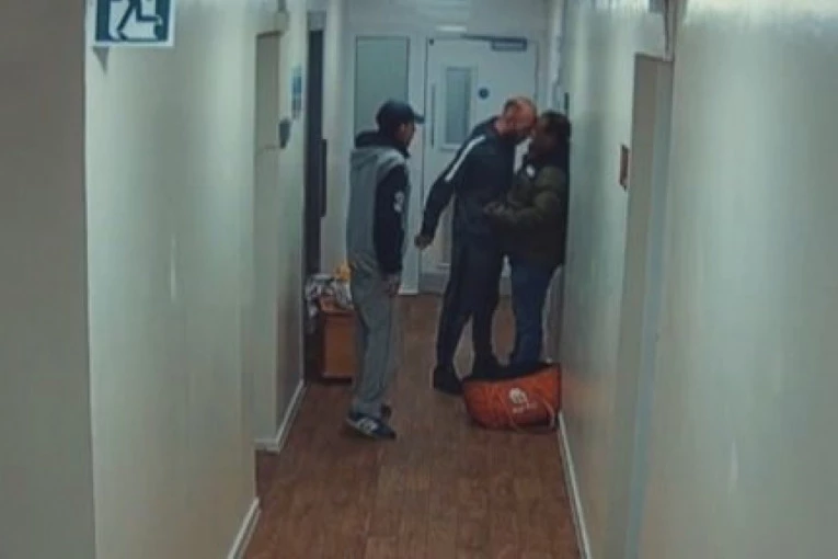 DOSTAVLJAČA UZELI ZA TAOCA JER IM JE DONEO HLADNE ĆEVAPE I ZABORAVIO SALATU: Drama u Engleskoj, dvojica PIJANIH I DROGIRANIH napravila TOTALNI HAOS (VIDEO)