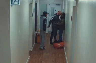 DOSTAVLJAČA UZELI ZA TAOCA JER IM JE DONEO HLADNE ĆEVAPE I ZABORAVIO SALATU: Drama u Engleskoj, dvojica PIJANIH I DROGIRANIH napravila TOTALNI HAOS (VIDEO)