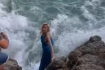 STALA JE PORED STENOVITE OBALE DA BI SE FOTOGRAFISALA: Ogromni talasi povukli su je u vodu, nastala je opšta panika! (VIDEO)