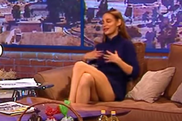 NATAŠA ŠAVIJA SE POJAVILA SKORO GOLA UŽIVO U EMISIJI: Starleti zamalo IZVIRILA cica maca u jutarnjem programu!