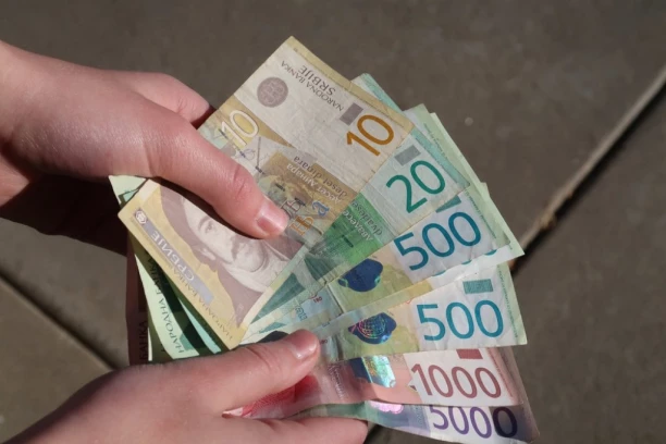 Srednji kurs dinara za evro sutra 117,17