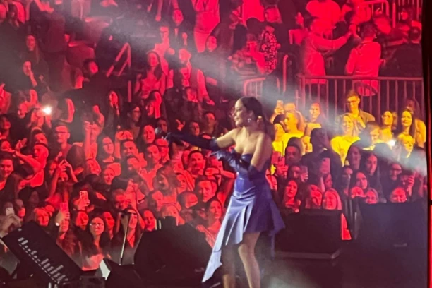 PRIJOVIĆKA JEDVA OBUZDALA GRUDI: Pojavila se u izazovnoj haljini na koncertu, njen izgled mami na greh!