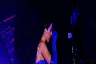 PRIJOVIĆKA DRMNULA VISKI NA KONCERTU: Pevačici popustile kočnice, pa pravila HIT potez! (VIDEO)