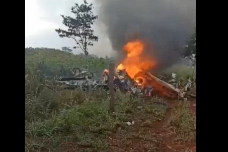 POZNATI POLITIČAR POGINUO U PADU AVIONA: Letelica se srušila nedugo nakon poletanja, niko od četiri putnika NIJE PREŽIVEO (VIDEO)