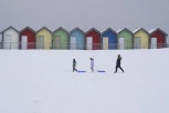 BRITANIJA OKOVANA SNEGOM I LEDOM, LJUDI OSTAVLJAJU AUTOMOBILE NA PUTEVIMA: Ledeni stisak zime, temperature idu i do -12 (FOTO)
