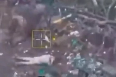 RATNI ZLOČIN? POJAVIO SE ŠOKANTAN SNIMAK EGZEKUCIJE: Ukrajinici se predaju i izlaze iz zemunice, Rusi ih na licu mesta STRELJAJU! (UZNEMIRUJUĆI VIDEO)