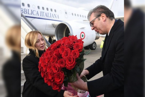 PRVA POSETA ĐORĐE MELONI SRBIJI: Vučić dočekao premijerku Italije sa lepim poklonom