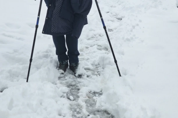 GENIJALAN TRIK ZA ČIŠĆENJE SNEGA: U jednom svi GREŠE, zbog toga se sve brzo ZALEDI!