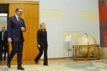 PRVA POSETA ĐORĐE MELONI SRBIJI: Vučić dočekao premijerku Italije sa lepim poklonom