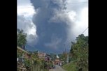 STRAVIČNA ERUPCIJA VULKANA MARAPI U INDONEZIJI: Vulkanski pepeo se diže tri kilometra uvis! Vlasti zabranile da se izlazi i kuća (VIDEO)