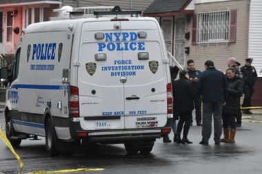 DEVOJČICA (11) U LOKVI KRVI ZATEČENA U DVORIŠTU, DEČAK (12) I JOŠ DVOJE ODRASLIH ISKASAPLJENI U KUĆ!! Detalji jezivog četvorostrukog ubistva u Njujorku! TROJE U KRITIČNOM STANJU!