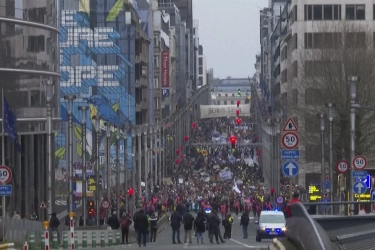 "VAŽNO JE PODIĆI SVEST O BUDUĆNOSTI PLANETE": U Briselu održan protest zbog globalnog zagrevanja