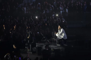 HRVATI RASPLAKALI PRIJU I NJENU PORODICU: Pevačica pala na kolena i krenula da LIJE SUZE, a evo šta je za to vreme radio Filip!