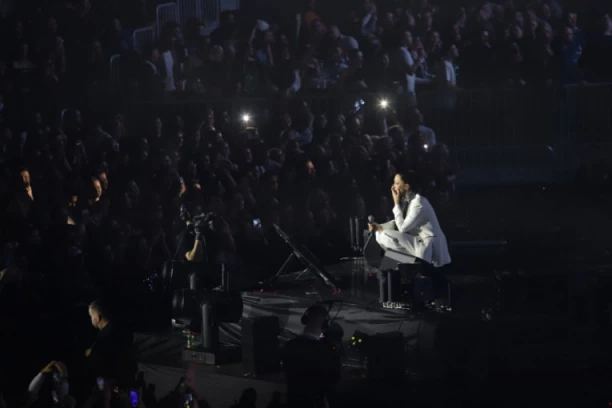 HRVATI RASPLAKALI PRIJU I NJENU PORODICU: Pevačica pala na kolena i krenula da LIJE SUZE, a evo šta je za to vreme radio Filip!