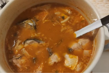 OVA RIBLJA ČORBA JE GOTOVA ZA SAT VREMENA: Tako se JEDNOSTAVNO sprema, a ukus je takav da će svi misliti da ste kuvali satima!