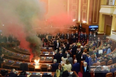 OPET HAOS U SKUPŠTINI U TIRANI! Poslanik pokušao da zapali parlament - palio čaršave i gurao ispod gomile stolica! (FOTO)