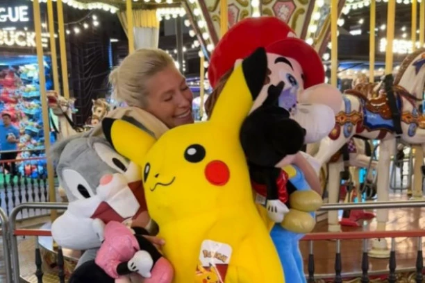 ĐOKOVIĆI IMAJU MILIONE, A OSVAVAJU IGRAČKE ZA SINA: Potez Novakove snajke iz LUNA PARKA izazvao LAVINU KOMENTARA na društvenim mrežama!