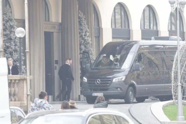 UHVATILI SMO PRIJINU PORODICU: Paparaco iz Zagreba, evo šta rade nekoliko sati pred koncert! (VIDEO)