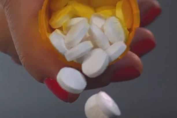 PORAŽAVAJUĆE! Mladi sve češće zloupotrebljavaju LEKOVE ZA SMIRENJE - Mešaju ih i sa alkoholom!