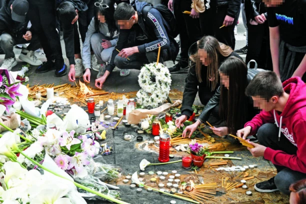 U ZNAK SEĆANJA NA UBIJENU DECU U "RIBNIKARU" I MLADENOVCU: Zasađeno 21 stablo crvenog hrasta u obliku  ogromnog SRCA u parku na Ušću (FOTO)