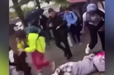 JEZIVO VRŠNJAČKO NASILJE U PRESTIŽNOJ ŠKOLI: Snimak napada na devojčicu objavljen na mrežama - šokantne poruke i pretnje nastavljaju da terorišu žrtvu!