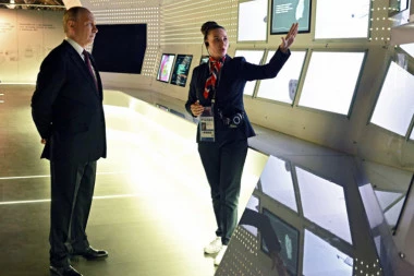 "PRITISNITE TASTER"! Evo kako je reagovao Putin kada mu je ponuđeno da pritisne simulaciju tastera za nuklearno oružje!