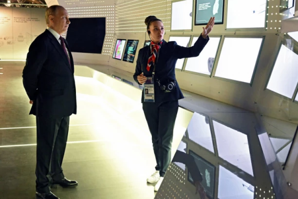 "PRITISNITE TASTER"! Evo kako je reagovao Putin kada mu je ponuđeno da pritisne simulaciju tastera za nuklearno oružje!