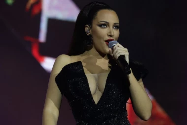 KAKO JOJ JE FILIP OVO DOZVOLIO?! Aleksandra Prijović kakvu do sada niste videli - razgolitila se, pa ZAPALILA SCENU!