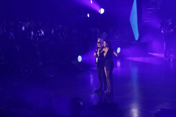 "NIKADA NEĆU ZABORAVITI, KAD SAM U SEDMOM MESECU TRUDNOĆE..." Aleksandra Prijović i Saša Matić održali emotivan govor, ona prozvala sina u publici!