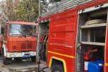 GORI STAN U KRNJAČI: Vatrogasci se bore sa plamenom koji je izbio na drugom spratu