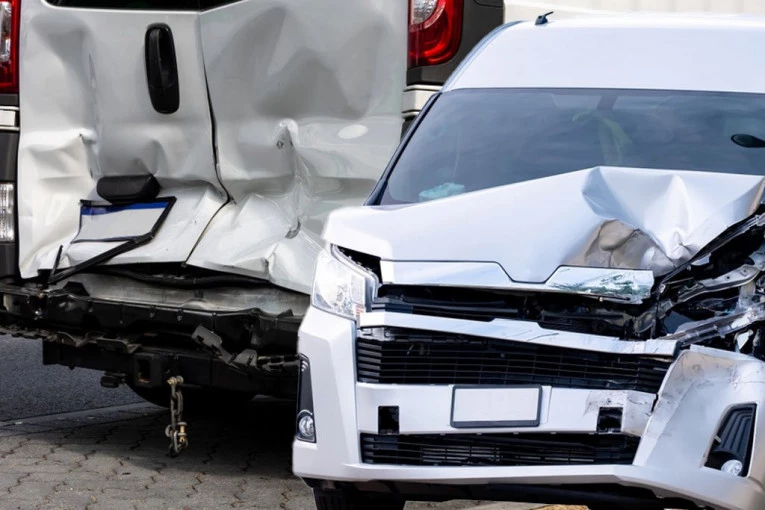 STRAVIČAN SUDAR NA PUTU, POGINULO DEVET OSOBA! Kombi se zaleteo u raskrsnicu, pa je svom snagom udario u automobil