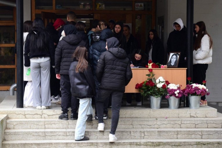 ISPRED ŠKOLE VANJE GORČEVSKE REKA LJUDI: Nisu prisustvovali sahrani, ali ispred škole odaju počast nastradaloj devojci!