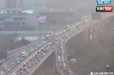 HAOS U BEOGRADU! Gužve na svim većim saobraćajnicama, bežite od OVIH delova grada! (FOTO)