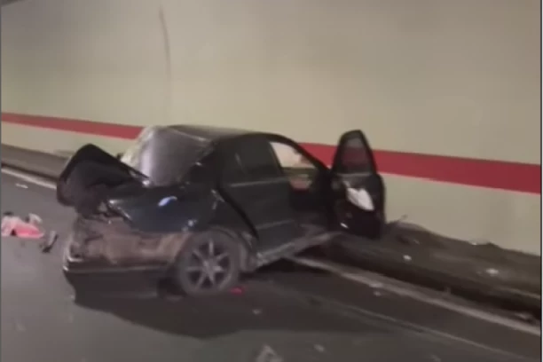 AUTOMOBIL ZAKUCAN U ZID TUNELA I POTPUNO SMRSKAN! Strahovit sudar na auto-putu Miloš Veliki! (VIDEO)