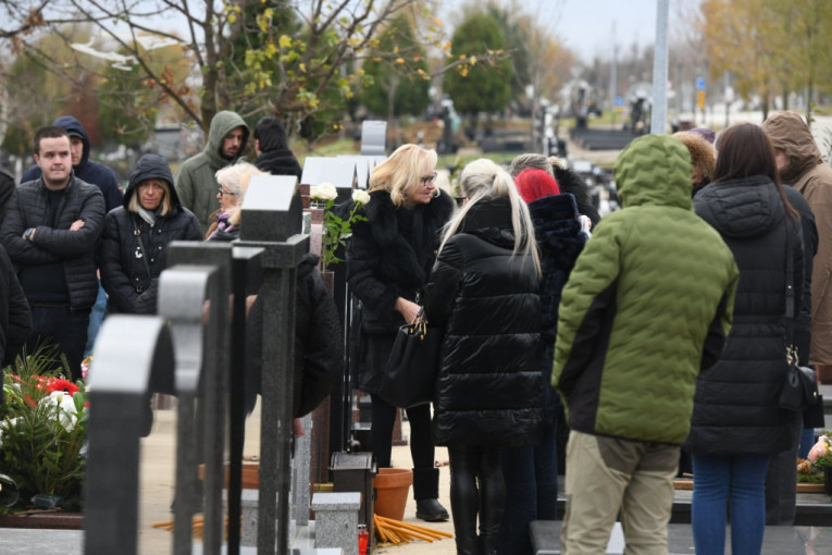 Majka Aleksandra Kodića plače na njegovom grobu