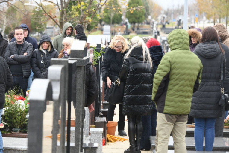 Majka Aleksandra Kodića plače na njegovom grobu