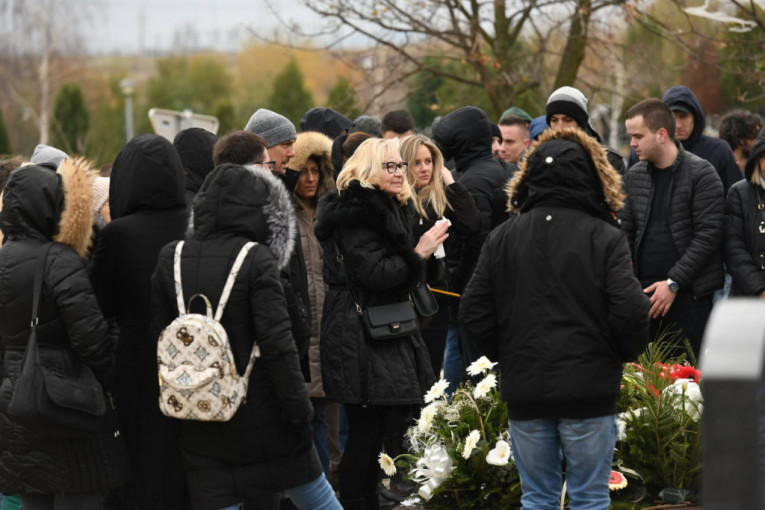 Majka Aleksandra Kodića plače na njegovom grobu