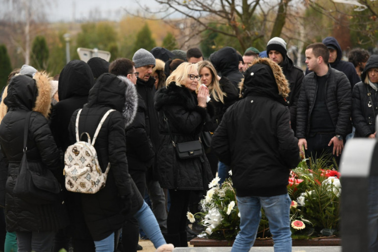 Majka Aleksandra Kodića plače na njegovom grobu