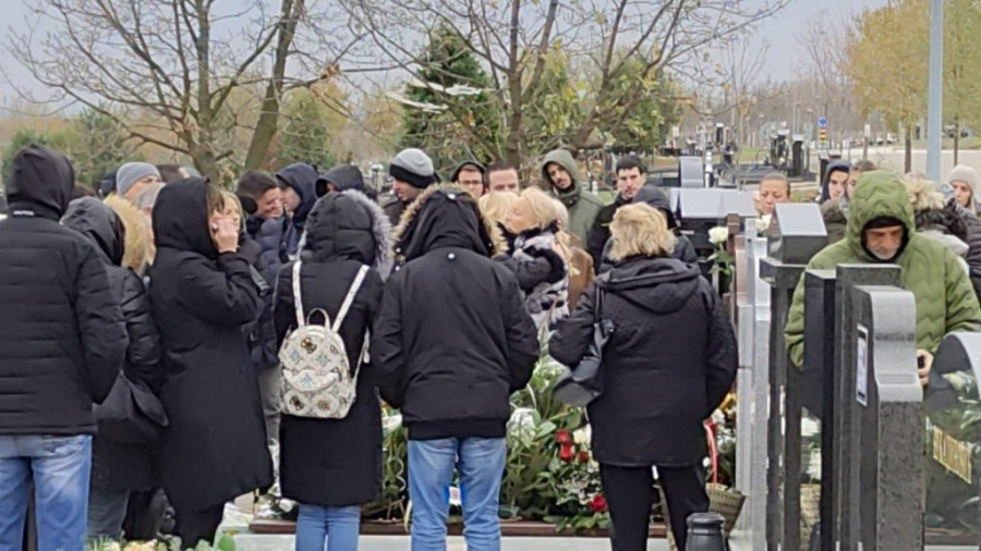 Majka Aleksandra Kodića plače na njegovom grobu