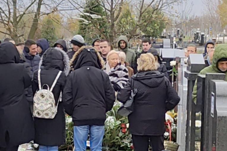 Majka Aleksandra Kodića plače na njegovom grobu