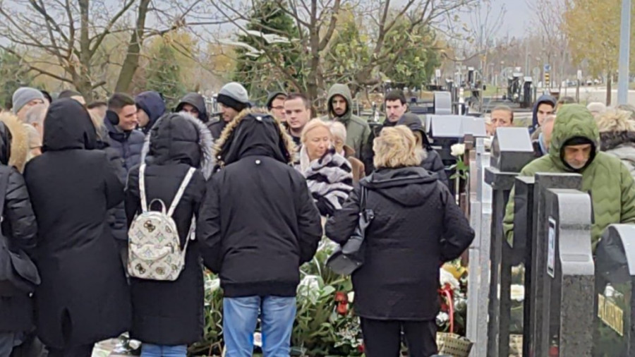 Majka Aleksandra Kodića plače na njegovom grobu
