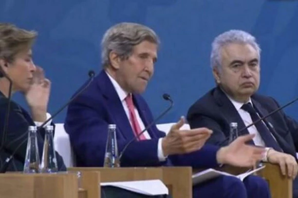 DŽON KERI "PUSTIO GOLUBA" NA SAMITU U DUBAIJU?! Novinarka pokrila nos odmah, svi su čuli i osetili? (VIDEO)