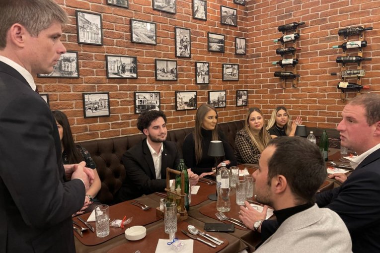 Arno Gujon sa omladinom 