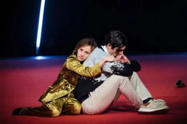 VODIMO VAS NA PREDSTAVU „REVOLT“: Poklanjamo pet puta po dve karte, javite se što pre!