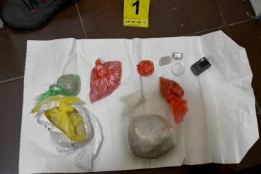 DROGA, PIŠTOLJI, MUNICIJA, BOMBA: Uhapšen muškarac (43) u Beogradu, evo šta je sve policija pronašla kod njega! (FOTO)