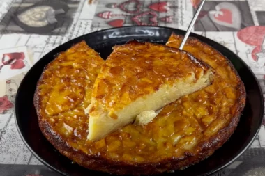 SOČAN KOLAČ OD JEDNE JABUKE: Mekano, slatko testo koje ćete SMAZATI za čas! (FOTO)