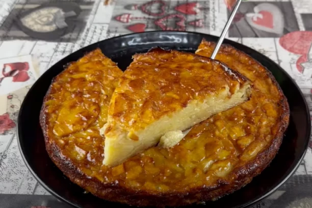 SOČAN KOLAČ OD JEDNE JABUKE: Mekano, slatko testo koje ćete SMAZATI za čas! (FOTO)