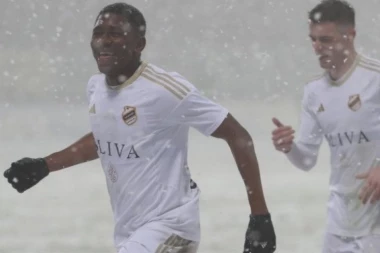 GOLOVI PADALI KAO SNEG: Tereni se zabeleli, semafori "zavejani" strelcima