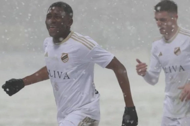 GOLOVI PADALI KAO SNEG: Tereni se zabeleli, semafori "zavejani" strelcima